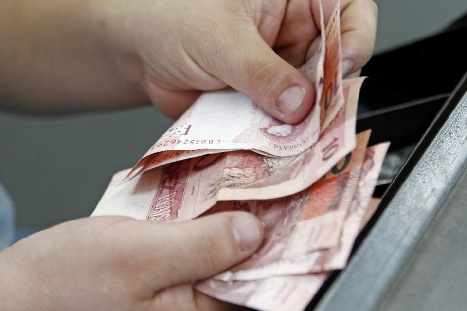 Contando os recursos: 12% das prefeituras do país atrasaram salários, de acordo com o levantamento. | Antônio More/Gazeta do Povo