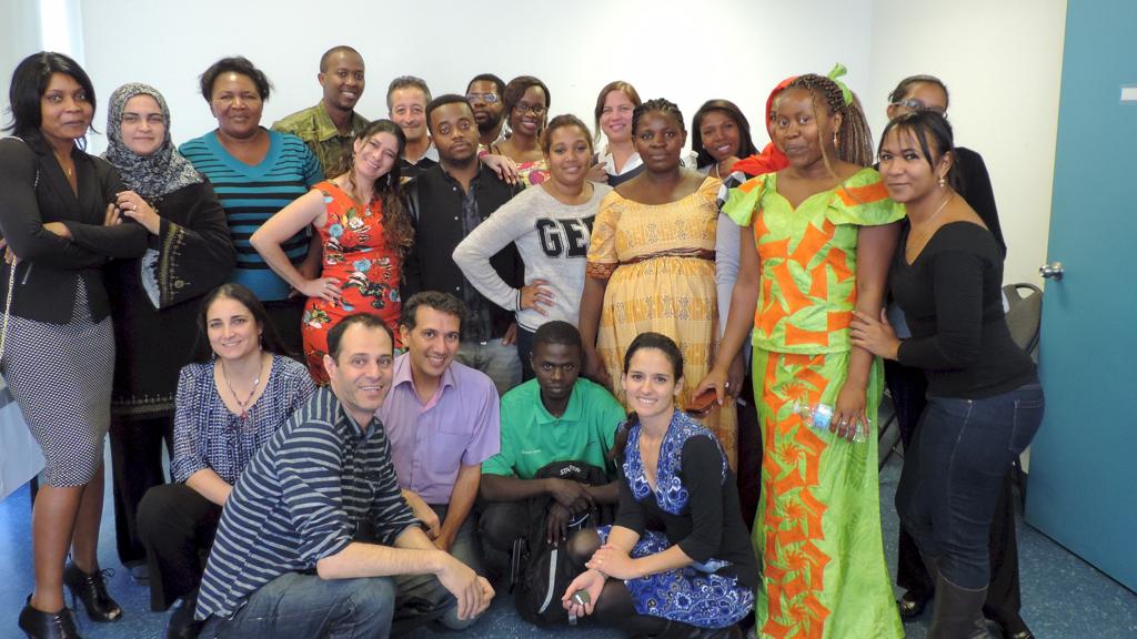 Gislaine (1ª agachada a partir da direita), com refugiados: atentados de Paris dificultaram o trabalho. | /Acervo Pessoal