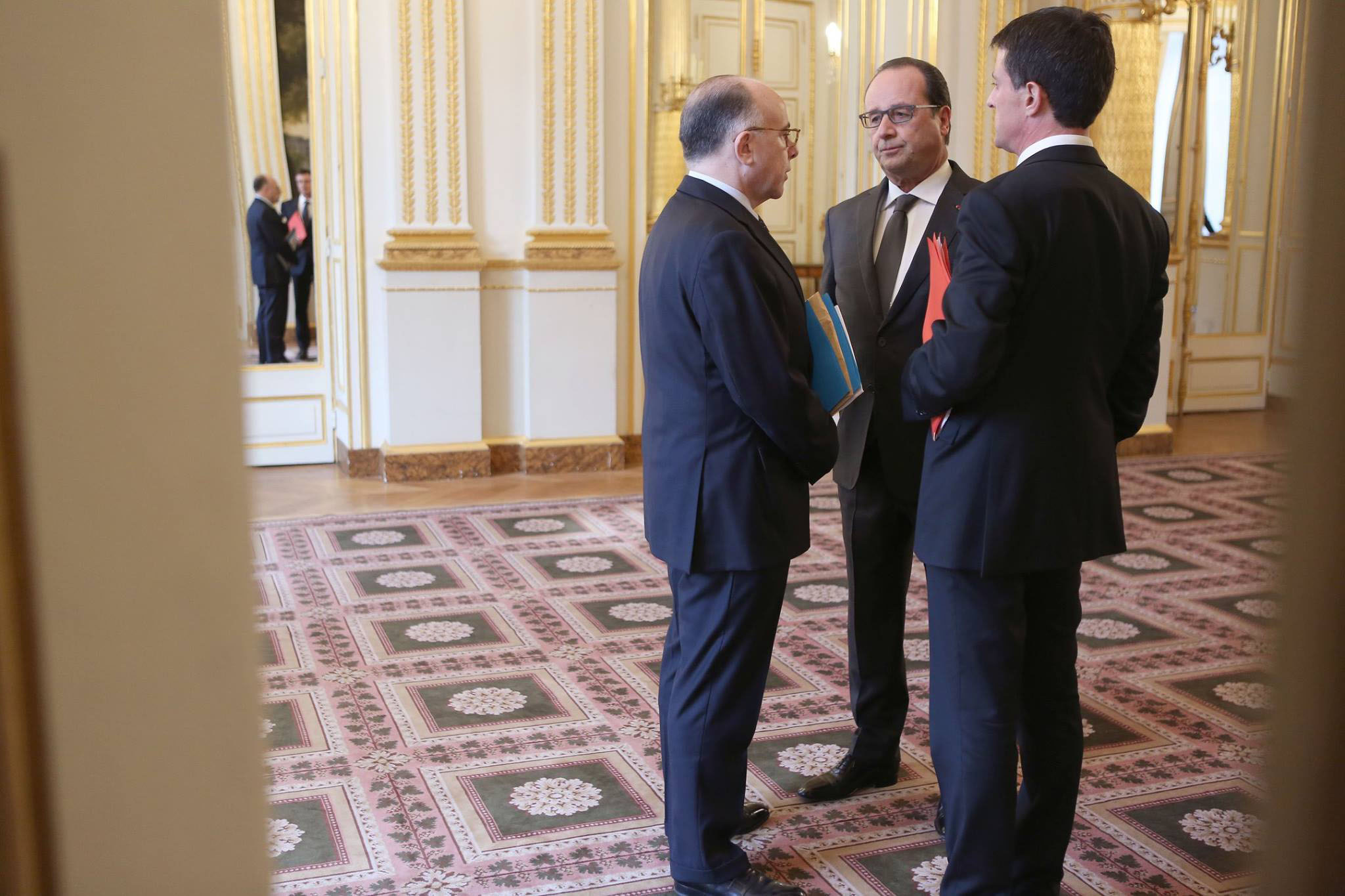 O presidente francês François Hollande reúne-se com Conselho de Defesa após os atentados em Paris | Christelle ALIX/