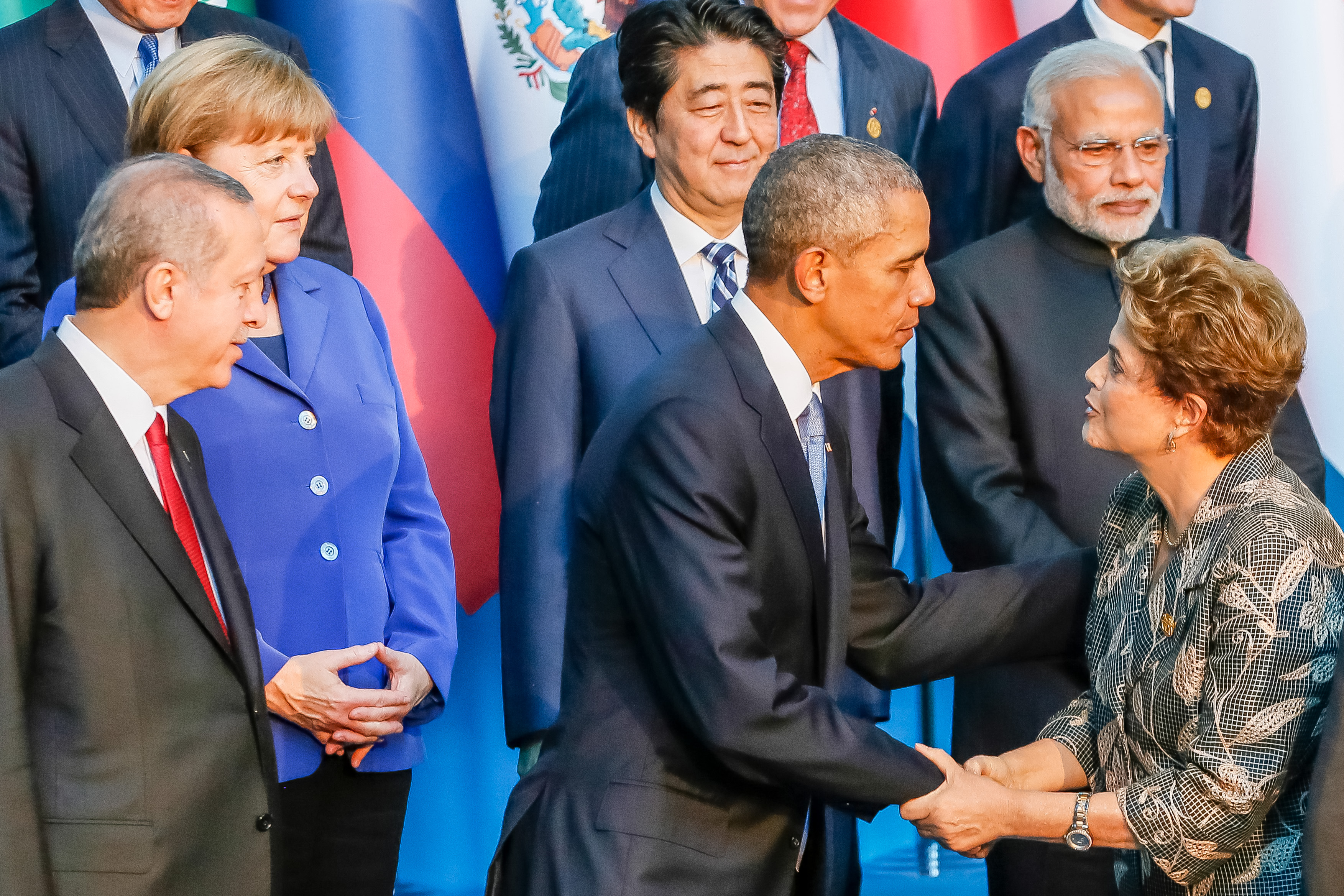 Na Cúpula do G20, a presidente Dilma cumprimenta o presidente americano, Barack Obama, ladeada por Angela Merkel (Alemanha), Shinzo Abe (Japão), Recep Tayyip Erdogan (Turquia) e Narenda Mod (Índia) | Roberto Stuckert Filho/PR