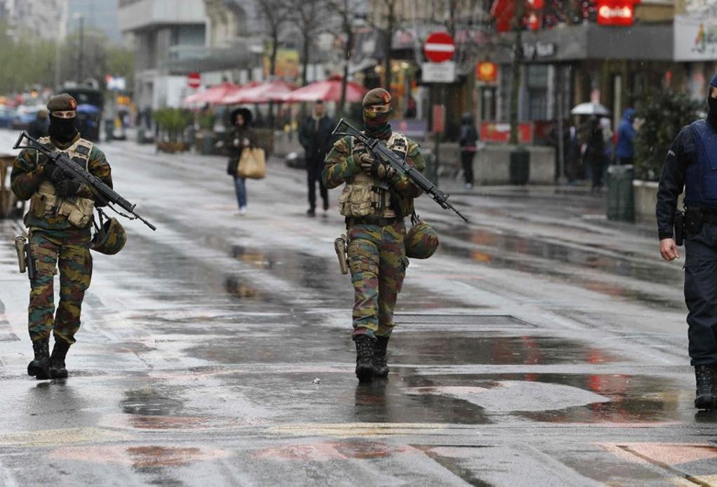Segurança é reforçada por soldados na Bélgica. | Youssef Boudlal/Reuters