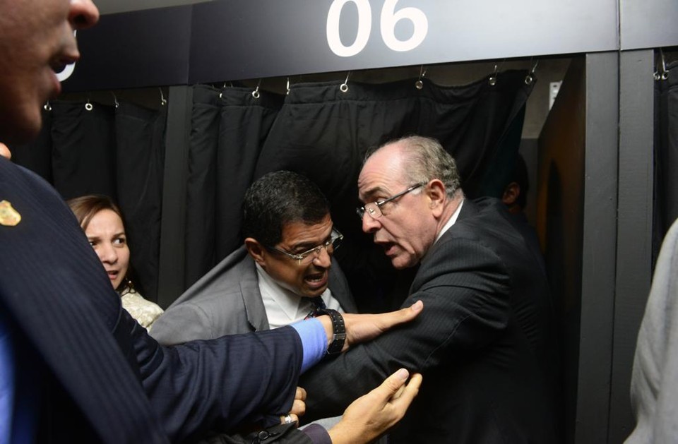 Durante a votação na Câmara, deputados quebram urnas da comissão de impeachment. | Gustavo Lima/Câmara dos Deputados