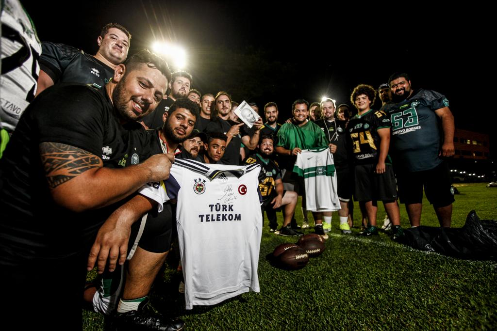 Meia Alex deu duas camisas autografadas do Fenerbahçe para o Crocodiles leiloar e ajudar a bancar as passagens até a Paraíba. | André Rodrigues/Gazeta do Povo