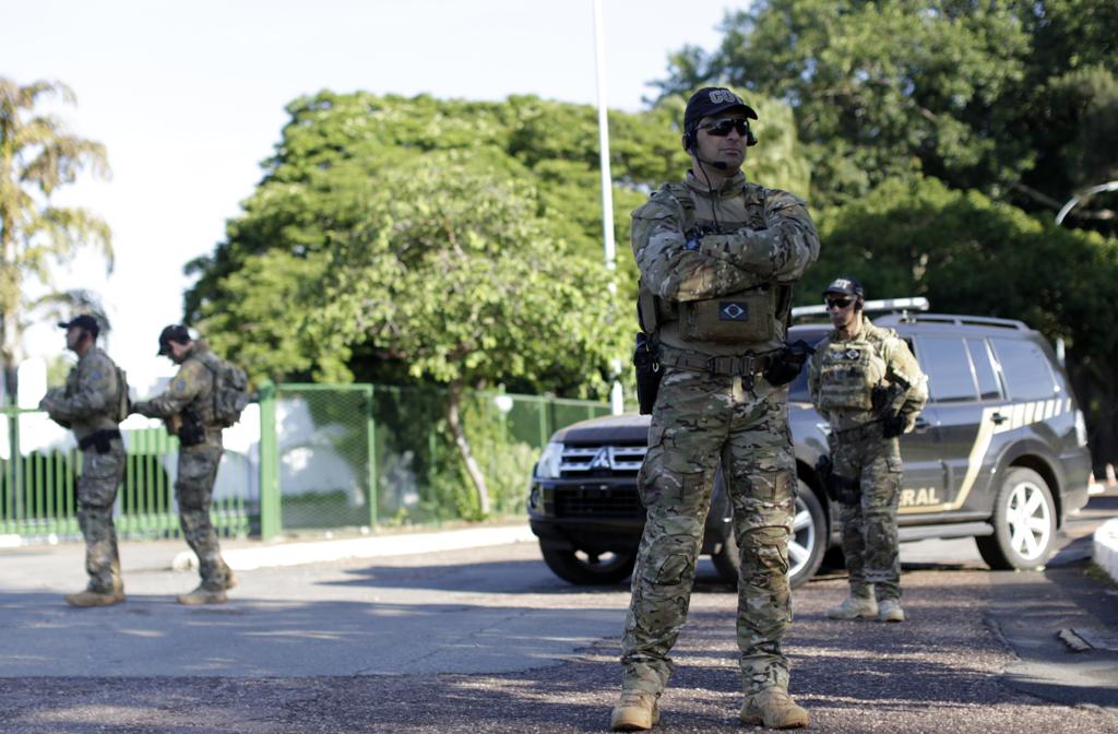 Policial na frente da casa de Cunha: ação da Lava Jato. | UESLEI MARCELINO/REUTERS