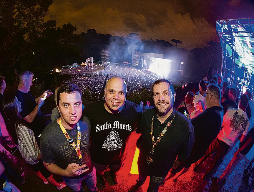 O gerente de marketing Rafael Maia (à esq.) e o diretor de operações do Hard Rock Café Curitiba, Fernando Brafmann (de barba),recepcionaram o guitarrista Xandão, da banda O Rappa, no camarote da casa noturna no show de David Gilmour, segunda-feira, na Pedreira Paulo Leminski. Xandão foi primeiro artista brasileiro a doar uma guitarra para o Hard Rock Cafe Curitiba. | Naideron Jr.