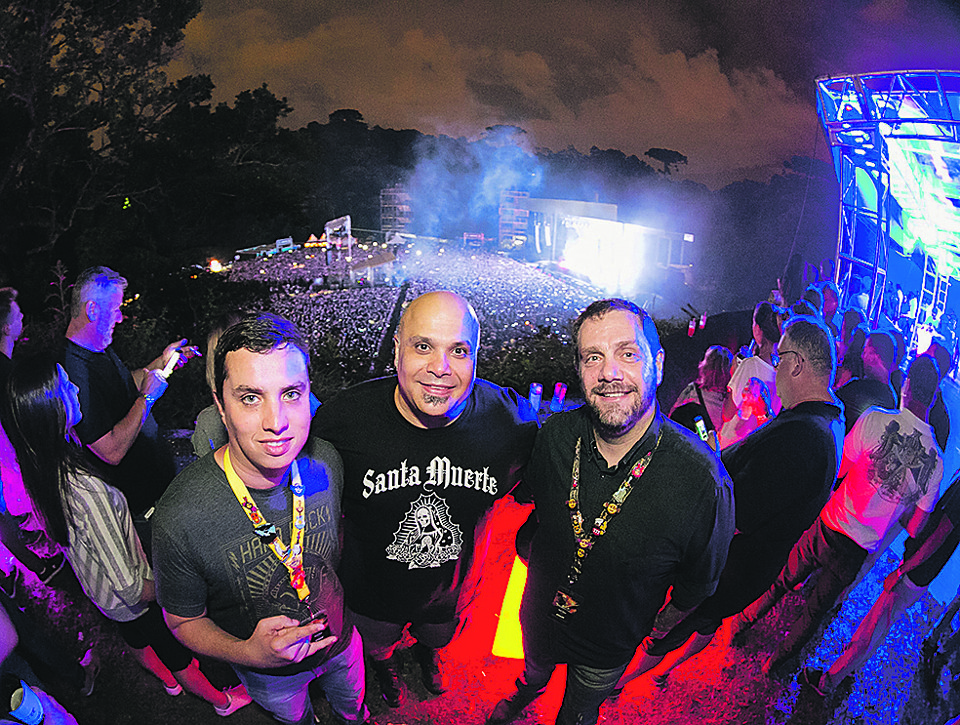 O gerente de marketing Rafael Maia (à esq.) e o diretor de operações do Hard Rock Café Curitiba, Fernando Brafmann (de barba),recepcionaram o guitarrista Xandão, da banda O Rappa, no camarote da casa noturna no show de David Gilmour, segunda-feira, na Pedreira Paulo Leminski. Xandão foi primeiro artista brasileiro a doar uma guitarra para o Hard Rock Cafe Curitiba. | Naideron Jr.