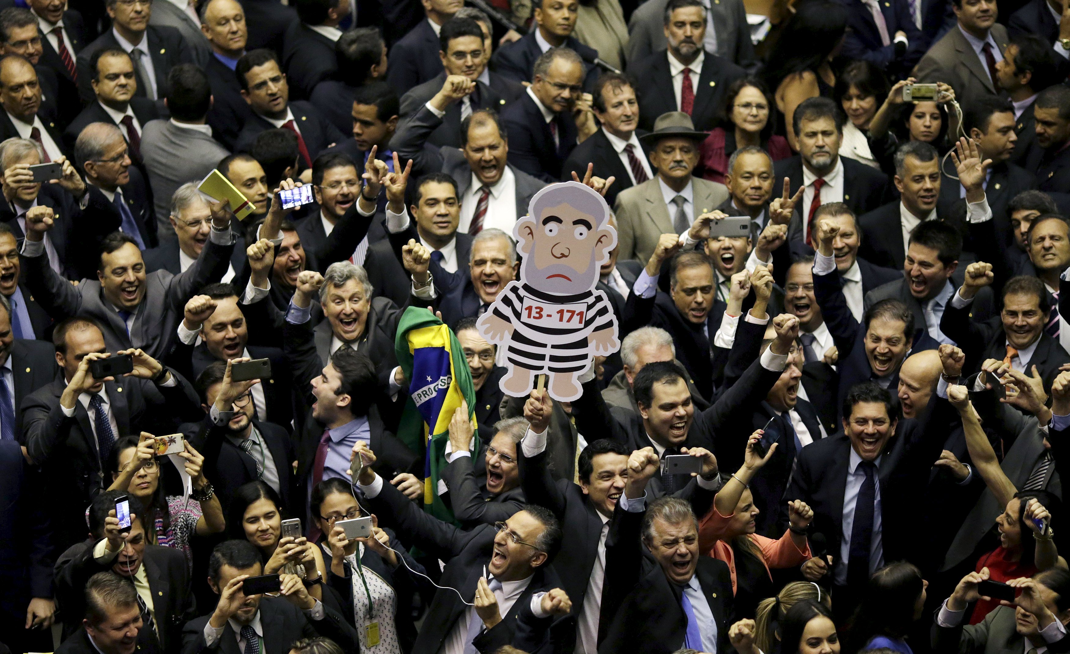 Deputados dissidentes e de oposição comemoram a vitória com o boneco do ex-presidente Lula. | Ueslei Marcelino/Reuters