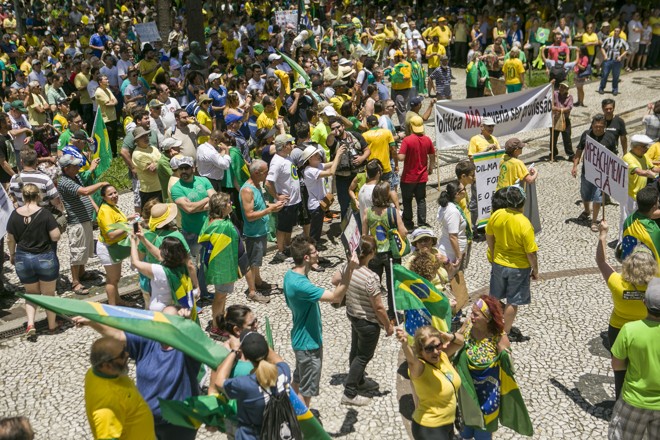 Concentração em frente à Universidade Federal do Paraná. | Marcelo Andrade/Gazeta do Povo