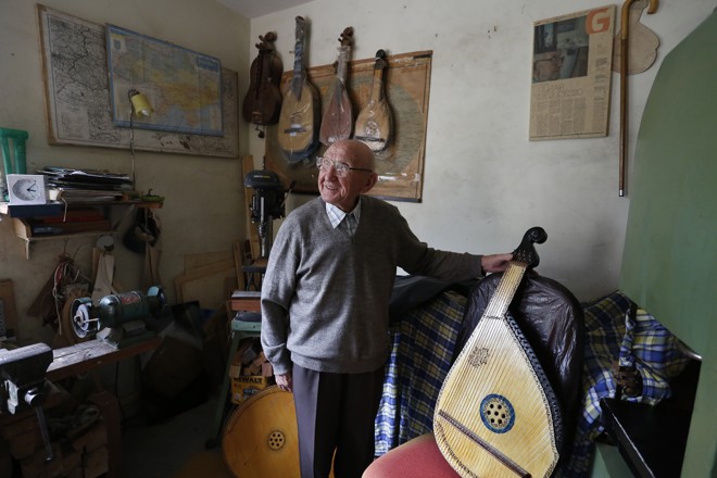 Iván e a bandura, instrumento musical fabricado por ele. | Henry Milleo/Gazeta