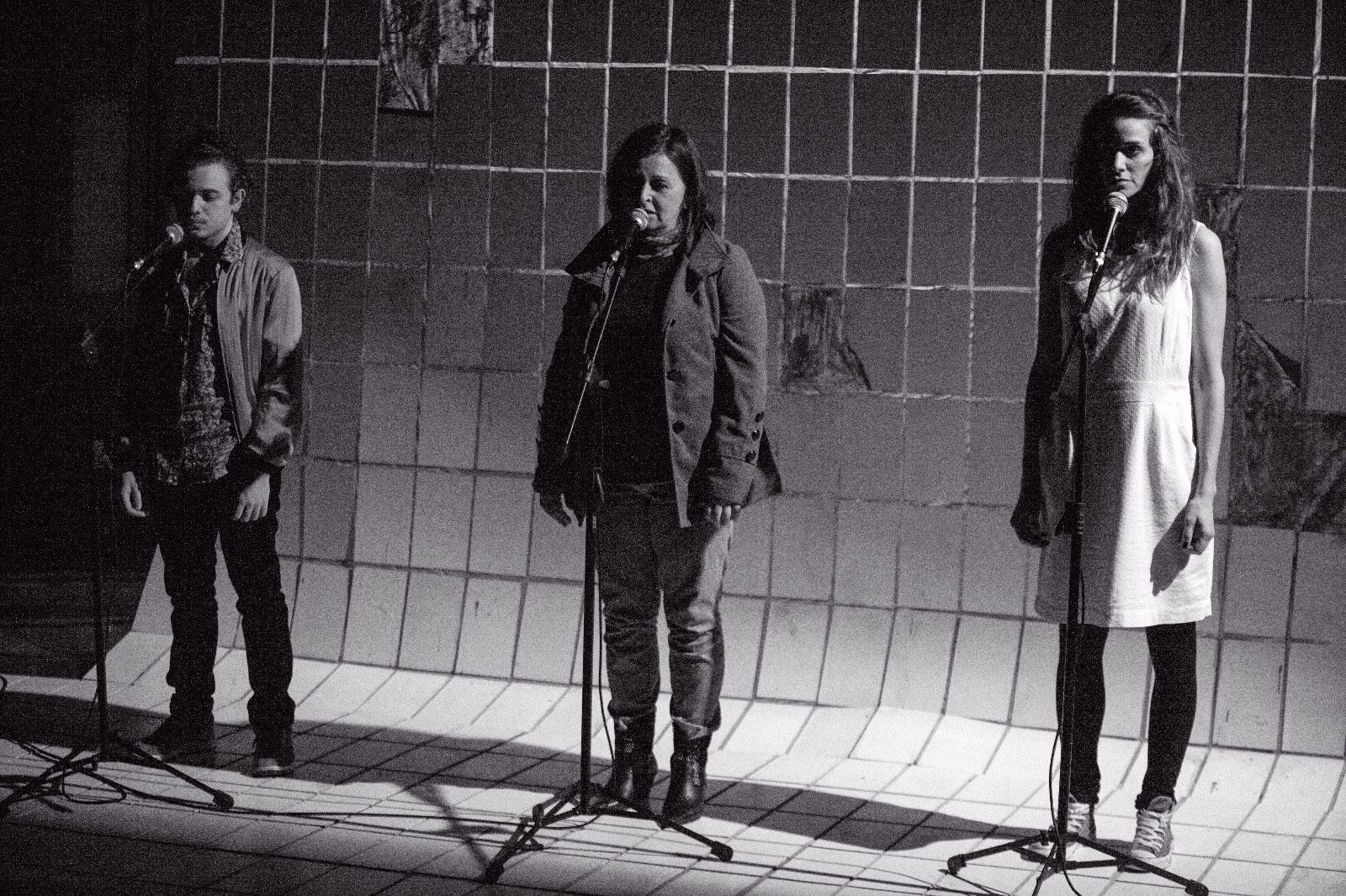 Uso de microfones no cenário de “Mommy”. | Marcelo Almeida/Divulgação