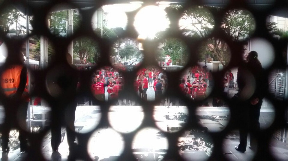 Torcida do Atlético aguarda o resultado do lado de fora da Arena. | /Jonathan Campos/Gazeta do Povo