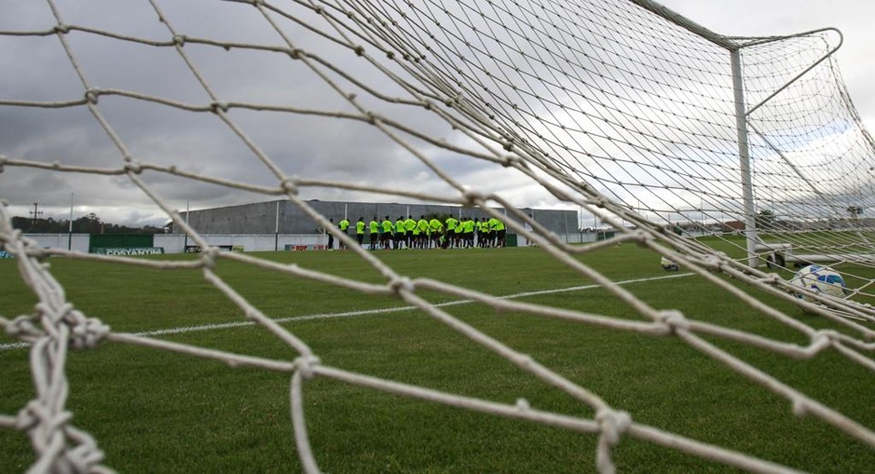Treino do elenco coxa-branca durante a temporada 2015: definir quem fica no plantel é uma das tarefas de Kleina. | Daniel Castellano/Gazeta do Povo