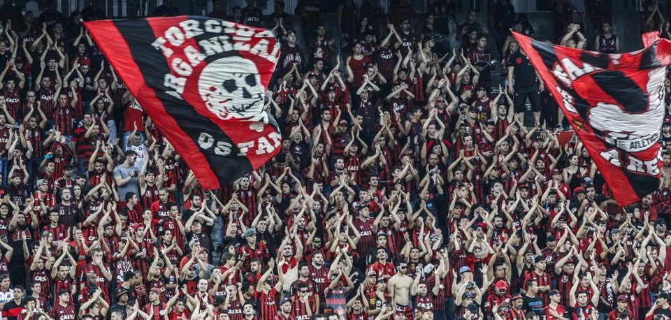 Torcida do Atlético espera um 2016 melhor do que 2015. | Daniel Castellano/Gazeta do Povo