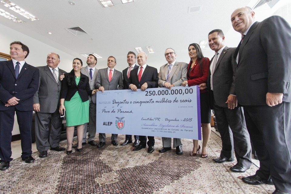 Cheque simbólico representou a devolução. | Pedro Ribas/ANPr