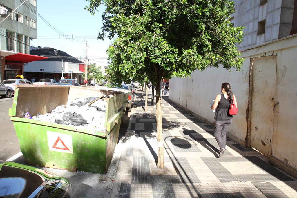 A colocação de caçamba para entulhos de construção fica mais cara em 2016. | Gilberto Abelha/Jornal de Londrina