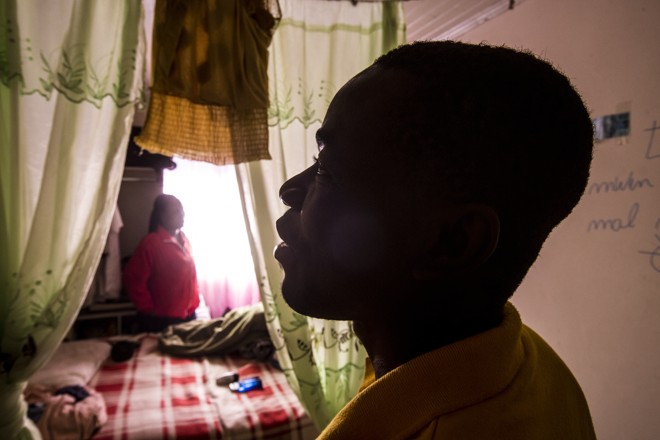 Reynald Stanis: veio para o Brasil há pouco mais de dois anos e conseguiu uma certa estabilidade com empregos no Shopping Barigui e no Carrefour. | Brunno Covello/Gazeta do Povo