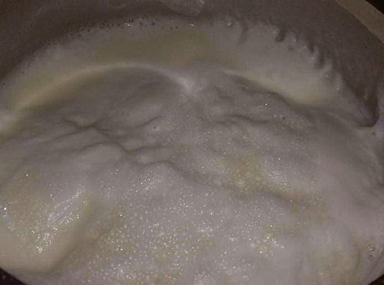 Merenda escolar tinha leite Lactomil amarelado e suspeito. | Arquivo