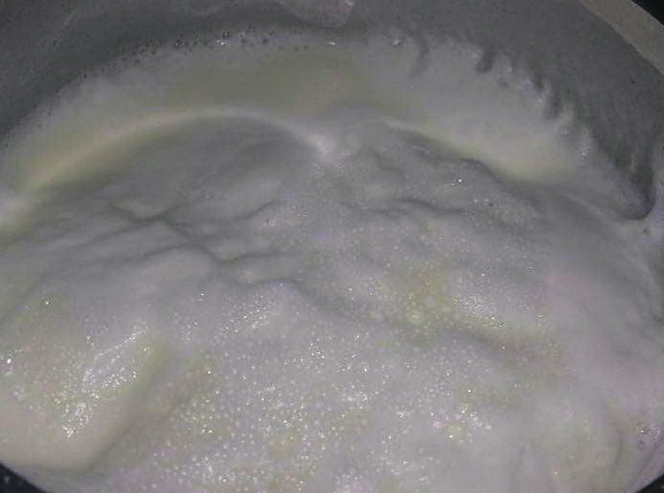 Merenda escolar tinha leite Lactomil amarelado e suspeito. | Arquivo