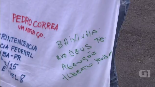 Camiseta com autógrafos e recordações dos presos famosos da Operação Lava Jato. | Reprodução/ G1-PR- RPC TV