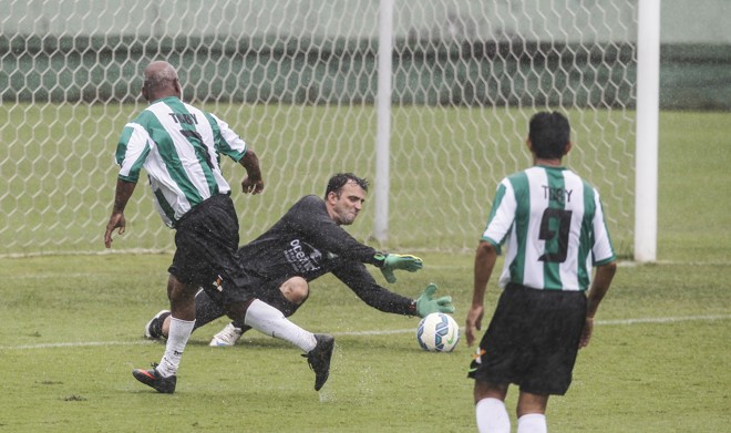 Goleiro Gerson mostrou ainda estar bem fisicamente e evitou algumas boas chances do time de 1985. |
