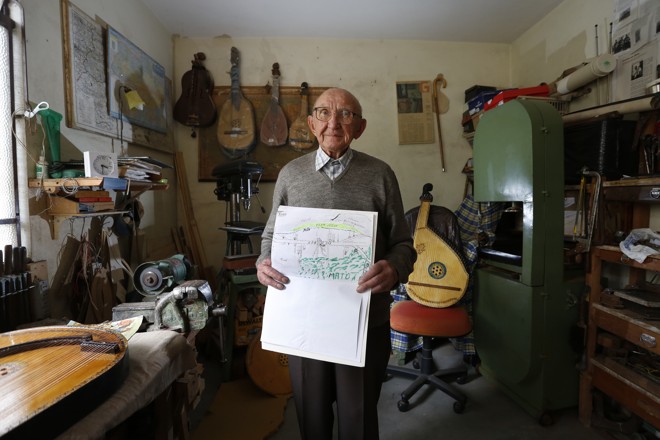 Iván Bojko mostra o mapa que fez para a viagem à Ucrânia. | Henry Milleo/Gazeta