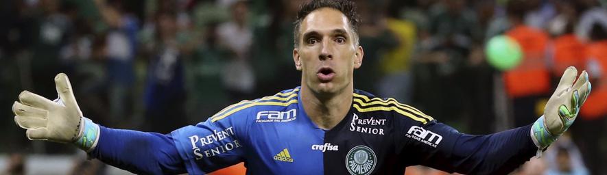 O goleiro Fernando Prass dá início à comemoração do Palmeiras após marcar o gol de pênalti que selou o título. | Jose Patricio/Reuters