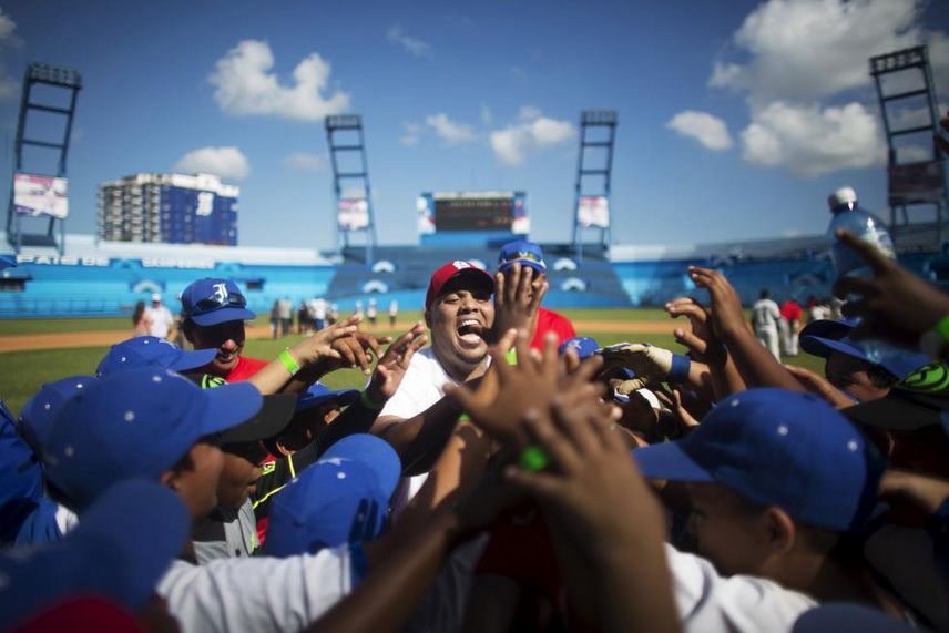 Antes considerado desertor, Brayan Peña, do St. Louis Cardinals, visita escolinha de beisebol em Havana. | Reuters