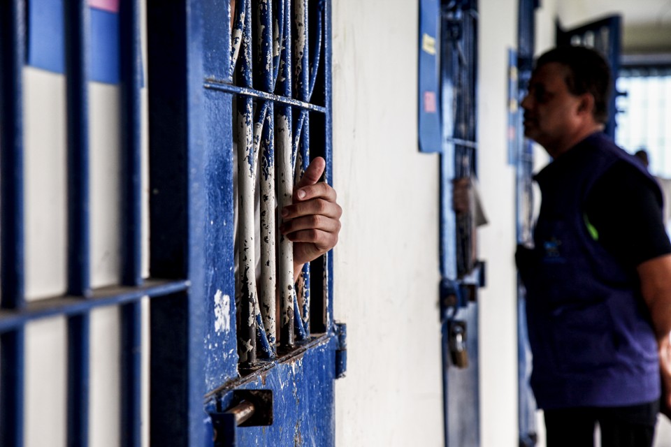 Atrás das grades: menos de 20% voltam a ser apreendidos depois da primeira passagem. | André Rodrigues/Gazeta do Povo