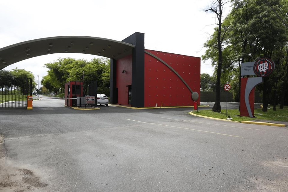 Imagem da entrada do CT do Caju, local de treinamentos do time profissional e também da categorias de base do Atlético. | Henry Milleo/Gazeta do Povo