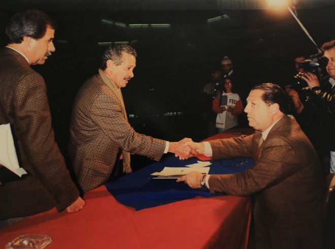 Lançamento do livro do Paraná Clube, em 1997, com Sidney Catenacci, vice-presidente do clube. | Arquivo Pessoal.