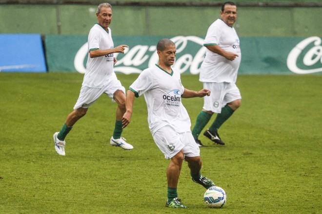 Meia cancha da geração campeã estadual em 1989 contou com Serginho Prestes e Tostão , além da participação especial de Alex. |