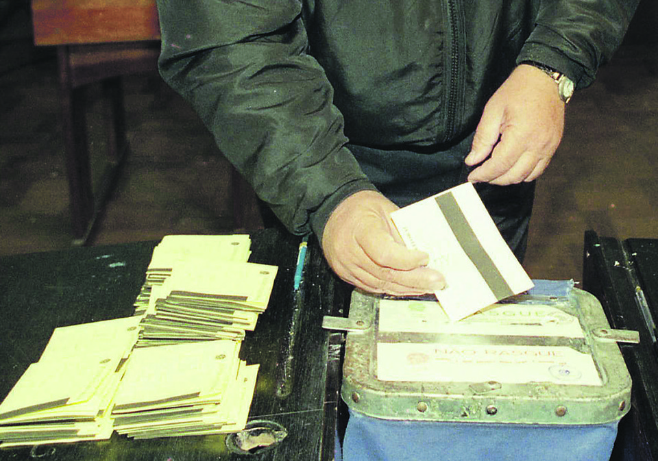 Votação manual: apuração levava dias e havia maior risco de fraudes, além do problema de interpretar a escrita do eleitor. | Arquivo/Edson Silva/Gazeta do Povo
