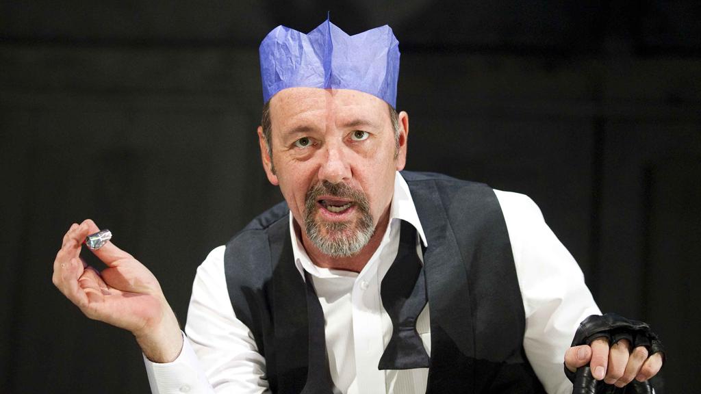 Kevin Spacey vive o rei maquiavélico de Shakespeare em peça documentada por “Now”. | Tristram Kenton/Divulgação