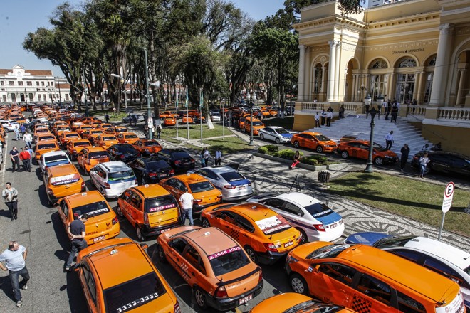 Taxistas de Curitiba e região metropolitana protestaram contra a entrada do aplicativo Uber na cidade. | Daniel Castellano/Gazeta do Povo