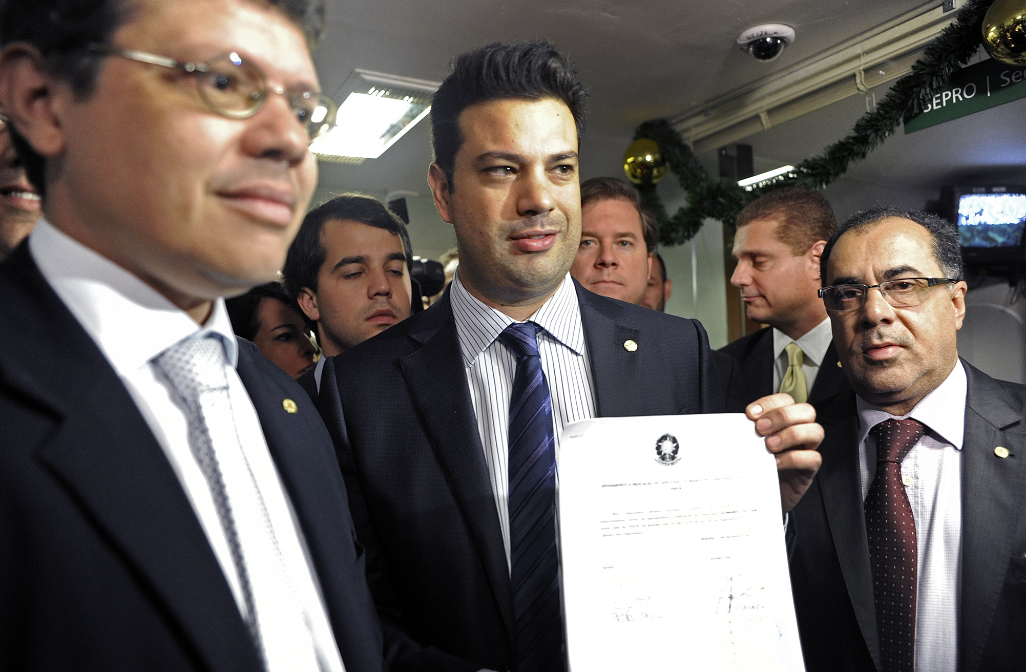 Leonardo Picciani (centro) e a lista com a assinatura de apoio de deputados do PMDB: de volta à liderança. | Lucio Bernardo Jr./ Câmara dos Deputados