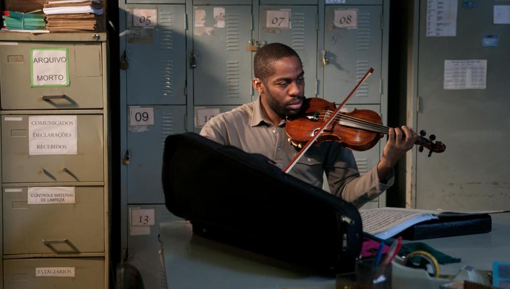 Lázaro Ramos faz o professor Laerte, que não tem nada a ver com estereótipos hollywoodianos, no drama dirigido por Sérgio Machado. | Divulgação