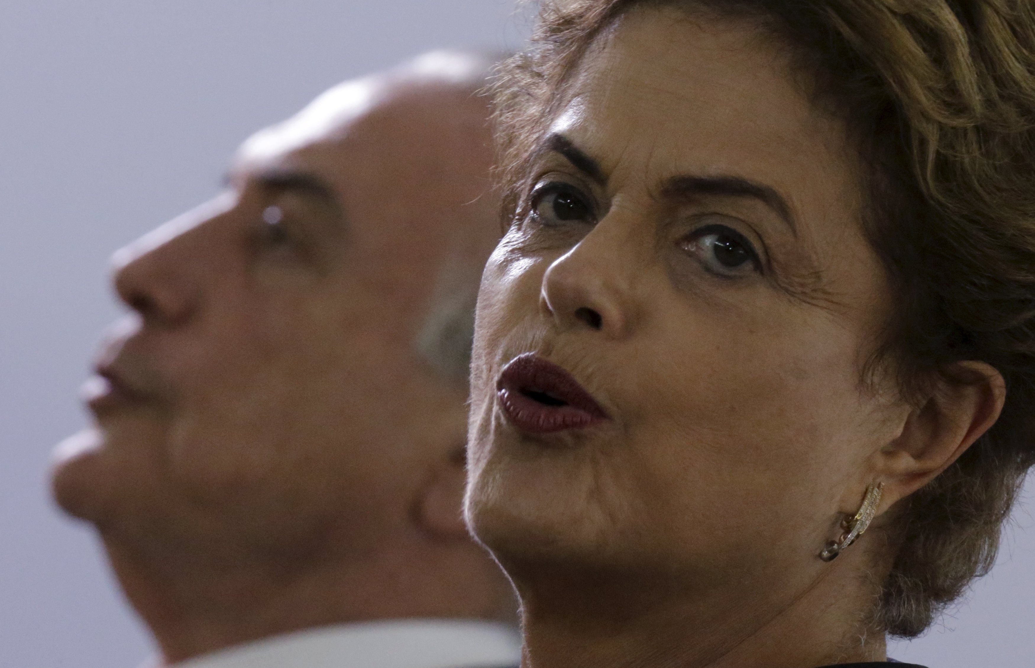 Dilma com Temer ao fundo: visivelmente desconfortáveis na cerimônia. | Ueslei Marcelino/Reuters