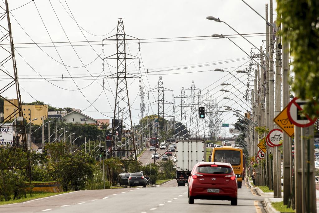 Avenida das Torres: linha de alta tensão é marca registrada. | André Rodrigues/Gazeta do Povo