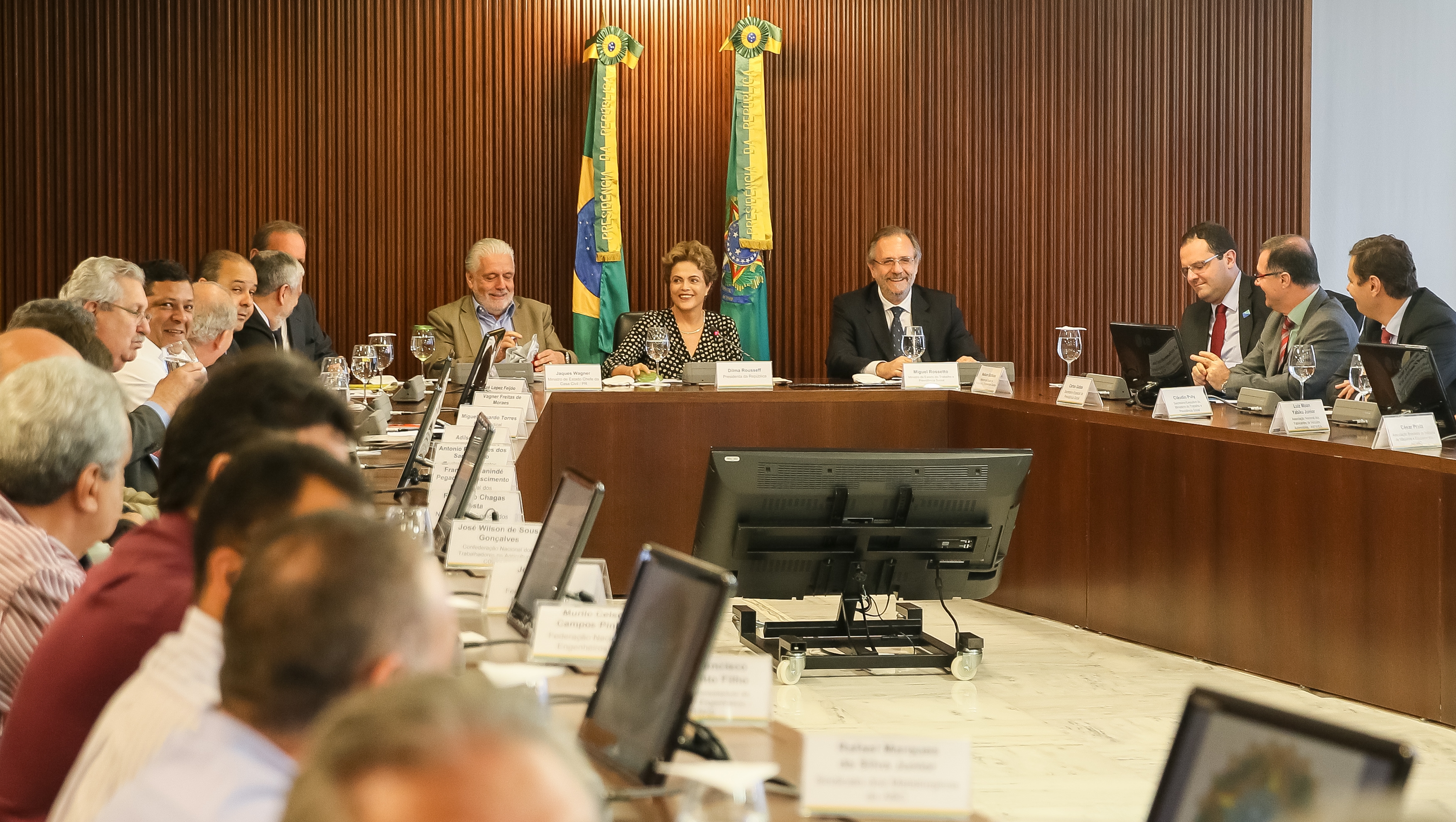 O grupo entregou um documento a Dilma, assinado por cerca de 70 entidades sindicais e empresariais, reivindicando uma “nova agenda econômica” para o país. | /