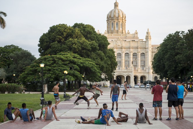 Jovens jogam bola em frente à Praça do Museu da Revolução . Futebol tem conquistado cada vez mais fãs em Havana | Henry Milléo