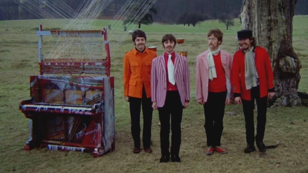 Paul, Ringo, John e George em “Strawberry Fields Forever”: banda acabou em 1970, mas nunca termina. | /Reprodução