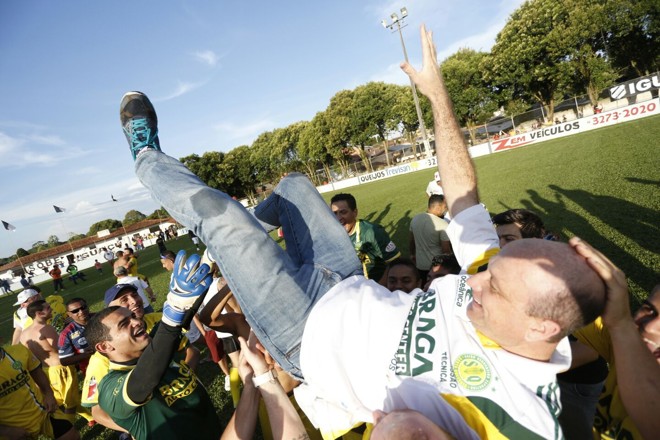 Técnico campeão é jogado para cima. | 