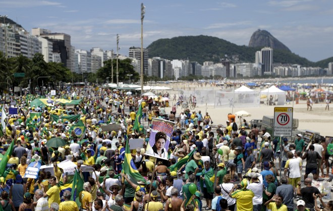 No Rio de Janeiro, participantes do protesto a favor do impeachment da presidente Dilma caminharam do Posto 5 até o Copacabana Palace. | Ricardo Moraes /Reuters