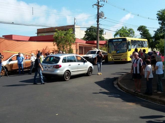Uma equipe da Sanepar foi até o bairro para tentar localizar o problema. Moradores estão preocupados | Gilberto Abelha/Jornal de Londrina