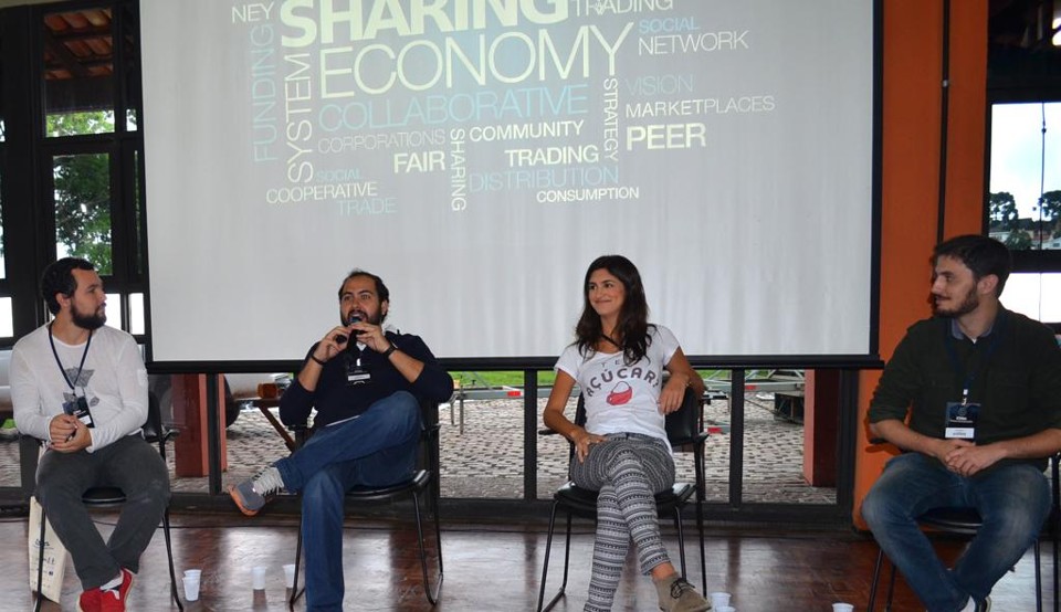 Quebrando paradigmas: da esquerda para a direita, Bernardo Quintão, CEO do Simple Guest; Luiz Candreva, da ezPark; Camila Carvalho, do Tem Açúcar?; e André Marim, da Fleety. | Divulgação/iCities