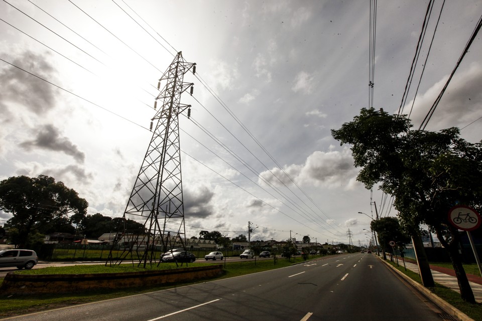 Aneel  determina metas para o número de horas sem energia e a quantidade de vezes em que a luz foi interrompida. | André Rodrigues/Gazeta do Povo