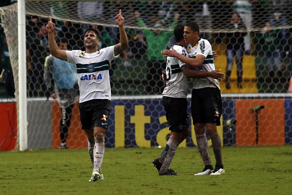 Jogadores do Coritiba comemoram permanência na Série A. | Albari Rosa/Gazeta do Povo