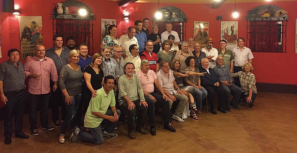 Essa turma aí, formada por antigos colegas de trabalho da Gazeta do Povo, se reuniu para um encontro especial no Centro Espanhol do Paraná. O prato degustado foi uma paella preparada pela chef Maria Ramos. | Kelly Knevels