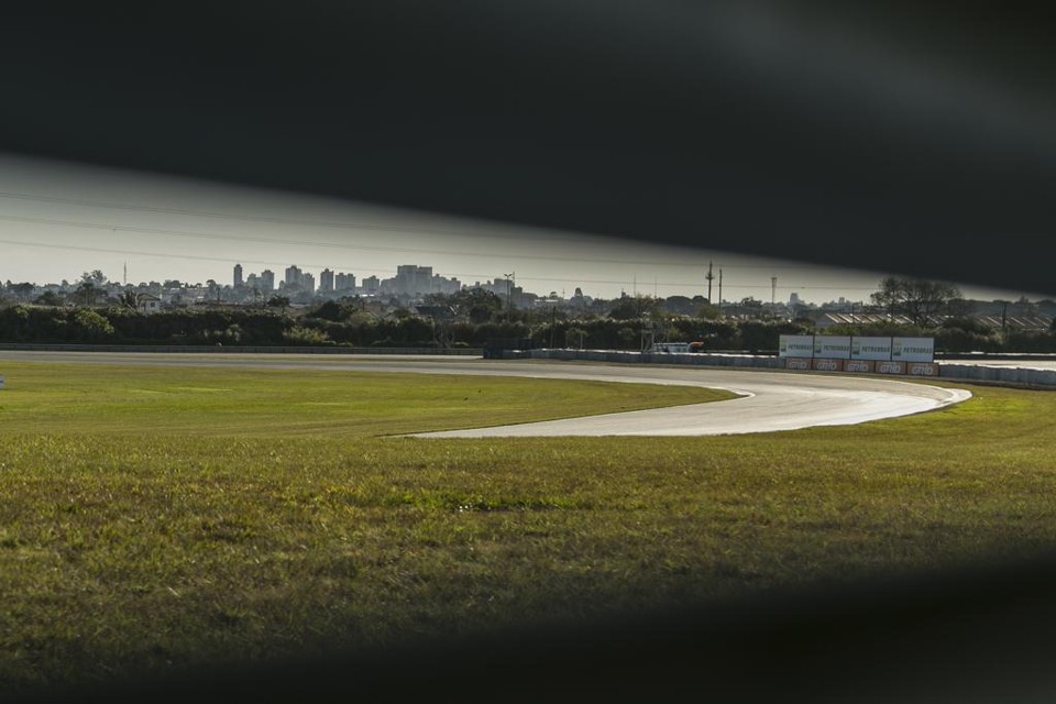 Amantes do automobilismo esperam impedir que o autódromo de Curitiba, em Pinhais, feche as portas definitivamente. | Marcelo Andrade/Gazeta do Povo