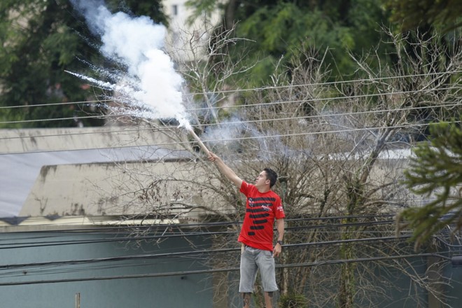 Simpatizante da Atlético de Novo solta foguetes. Eleição foi animada. | Jonathan Campos/Gazeta do Povo